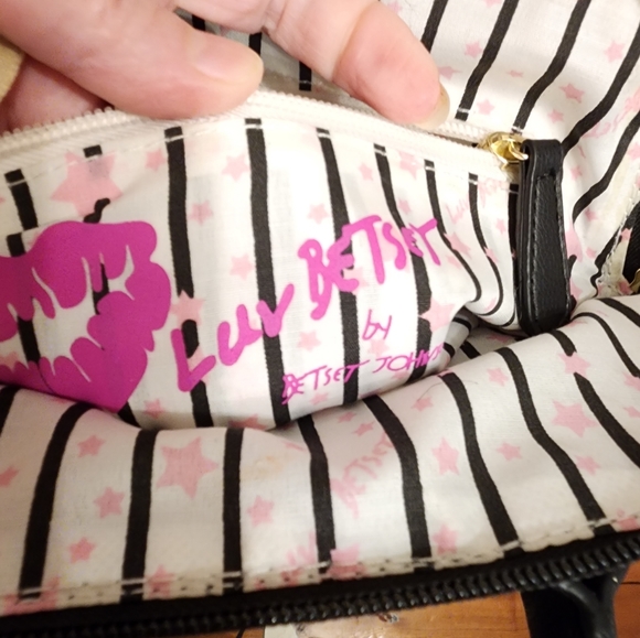 Betsey Johnson Puppy Purse Crossbody. REASONABLE OFFER ACCEPTED - Picture 3 of 4